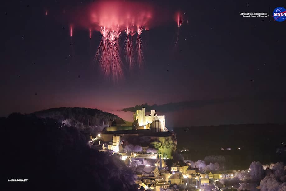 En la imagen se ve el sprite, o espectros, capturado por Nicolas Escurat, participante del proyecto Spritacular de la NASA.