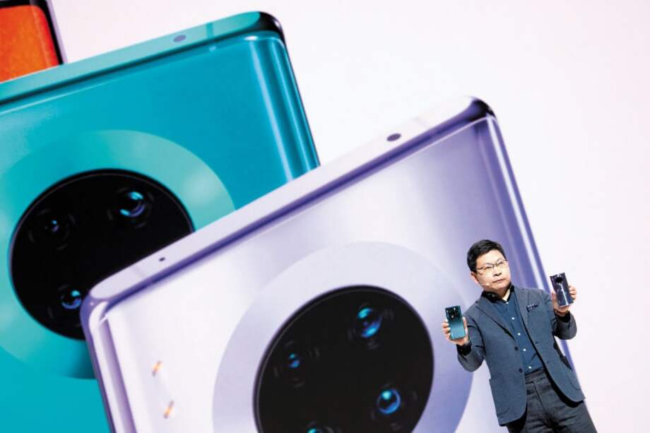 Richard Yu, responsable de servicios al consumidor de Huawei, durante la presentación. / EFE