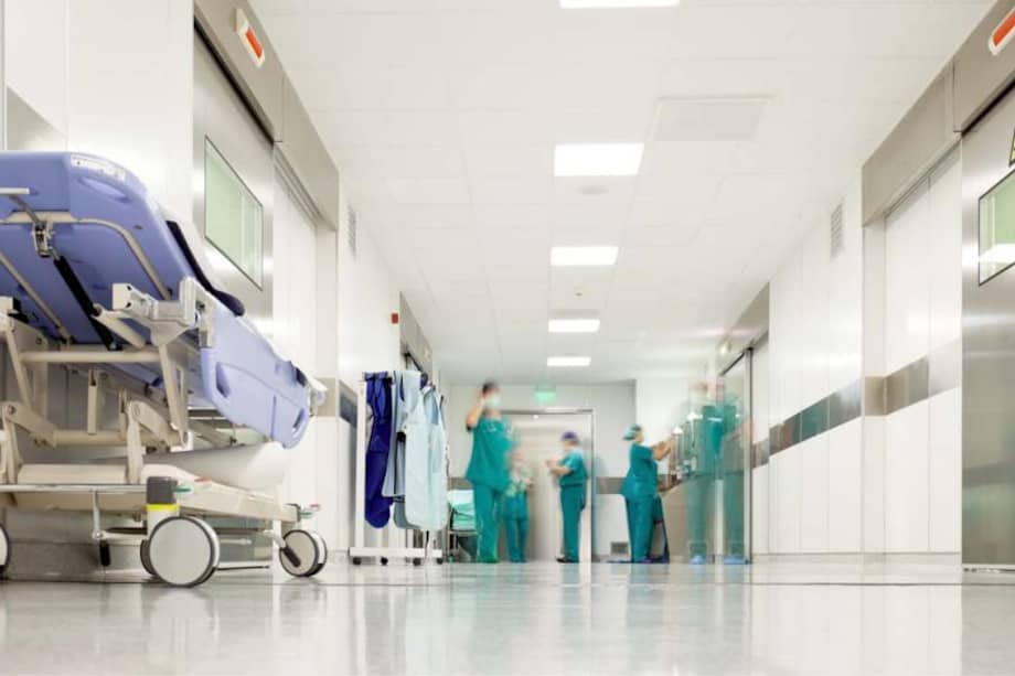 Imagen de referencia. El Ministerio de Salud reglamentó que los hijos mayores de edad que aún dependen económicamente de sus padres pueden ser incluidos como beneficiarios en la EPS de su núcleo familiar.