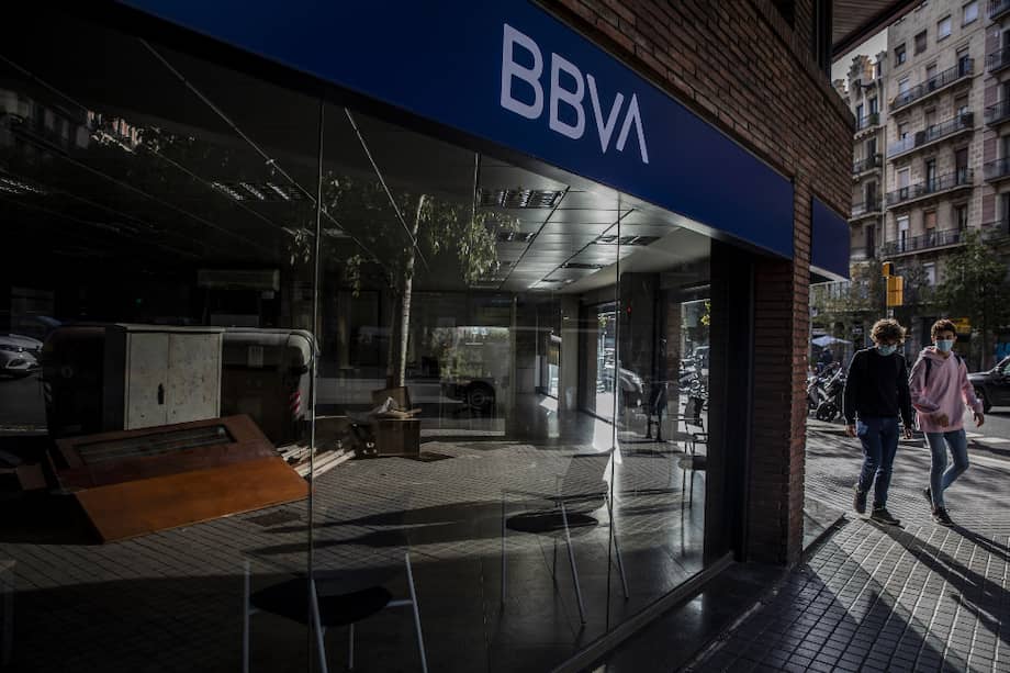 El español BBVA vende su filial en Estados Unidos y estudia posible fusión con su compatriota Banco Sabadell.