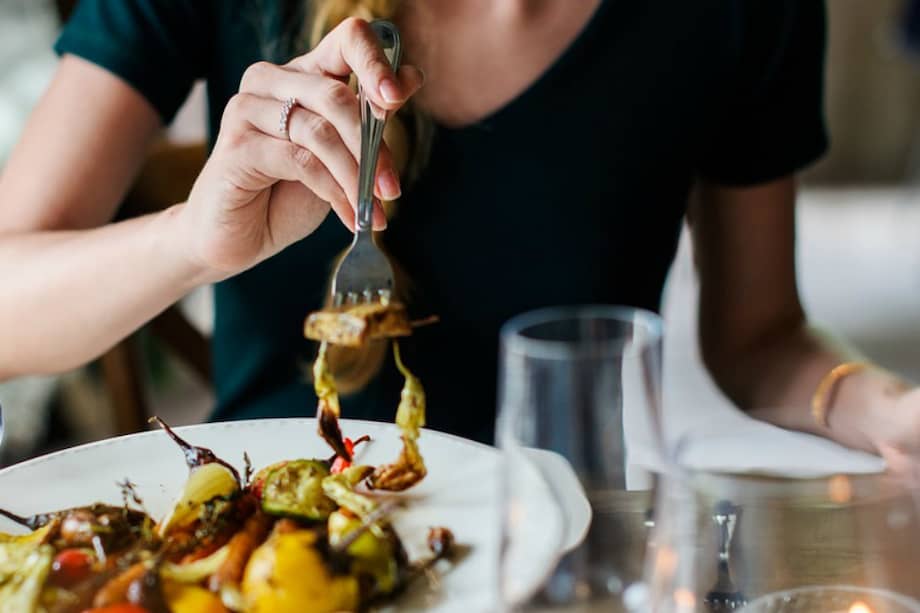 La pregunta indicada es ¿por qué comemos solos? / Pixabay