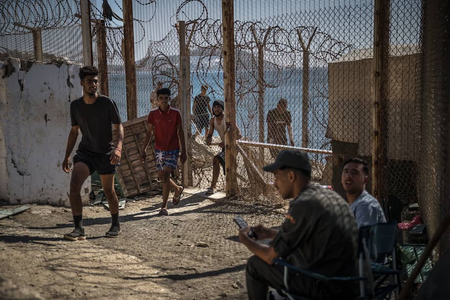 Migrantes que regresaron a Marruecos. La semana pasada, entre 50.000 y 60.000 personas entraron a Ceuta, un pequeño territorio español en el norte de África que comparte frontera con Marruecos.