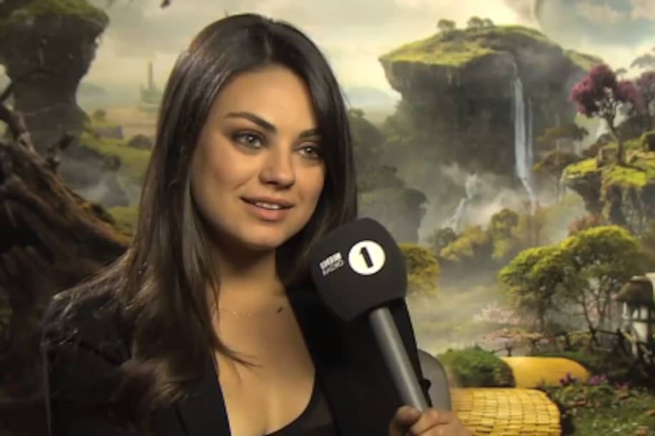 Mila Kunis, muy sensual para un joven periodista
