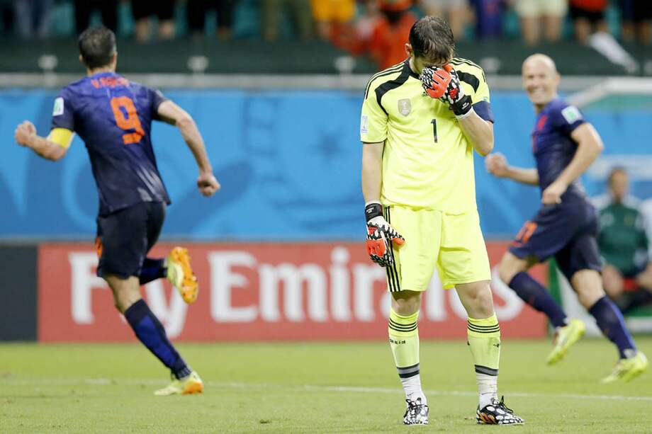 Iker Casillas se lamenta de que su error haya permitido el cuarto gol holandés, obra de Van Persie (9). / AFP