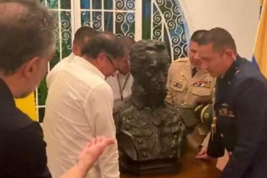 Gustavo Petro y el busto de Bolívar.