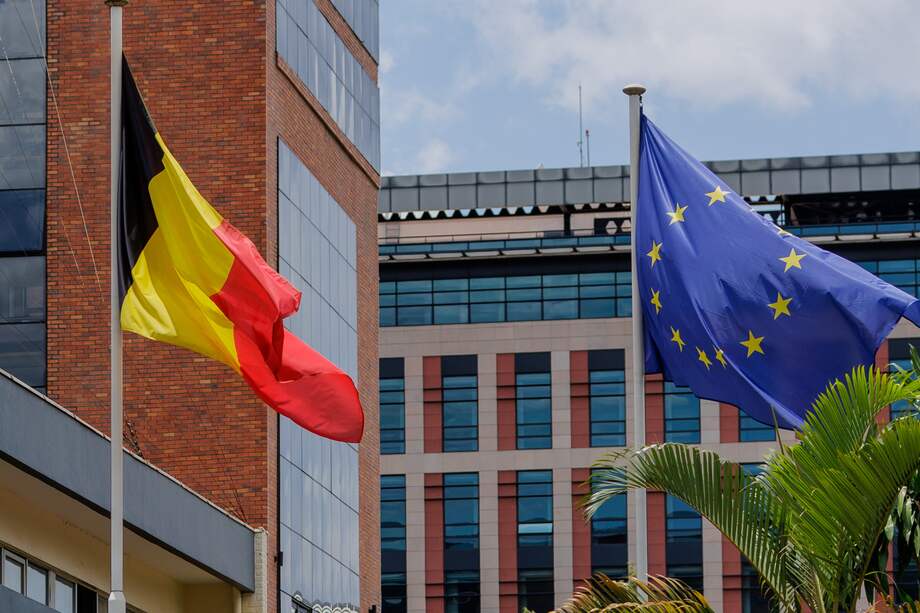 Las banderas de Bélgica y de la Unión Europea ondean frente a la embajada de Bélgica en Kigali, Ruanda.