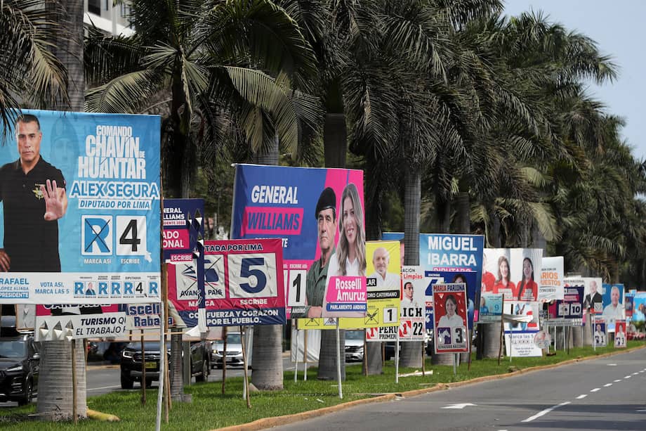 Carteles de candidatos a las elecciones en Perú vistos en Lima. El país entra en la semana decisiva de las elecciones más complejas de su historia.
