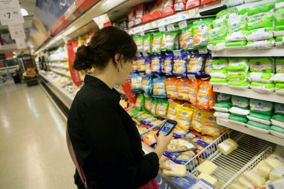 La lista incluye elementos de la canasta básica, medicamentos esenciales y dispositivos médicos. / Bloomberg.