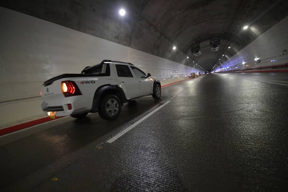 El túnel principal, de 8,6 kilómetros, tiene tres carriles, dos para vehículos y uno de servicio. Operará con una velocidad de 60 km/h.