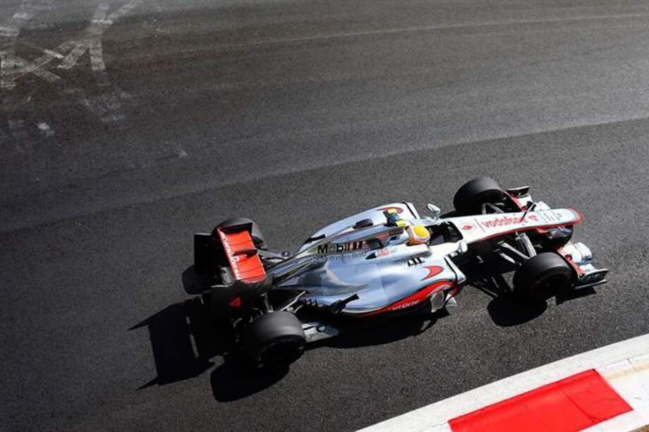 El piloto británico de Fórmula Uno, Lewis Hamilton, de McLaren Mercedes, durante la segunda sesión de entrenamientos libres en el circuito de Monza. / EFE