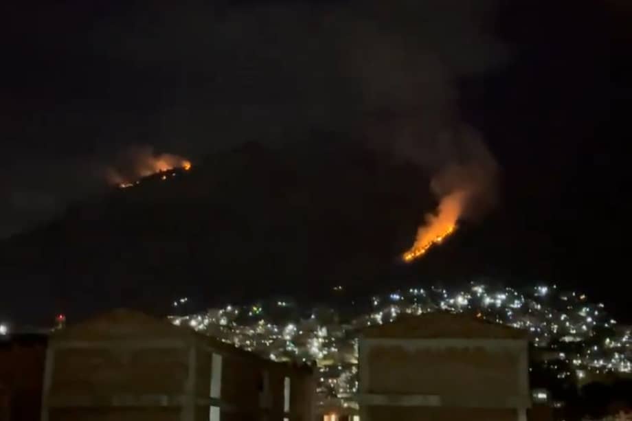 Dos incendios forestales fueron reportados en menos de tres horas en el cerro Quitasol, en Bello.