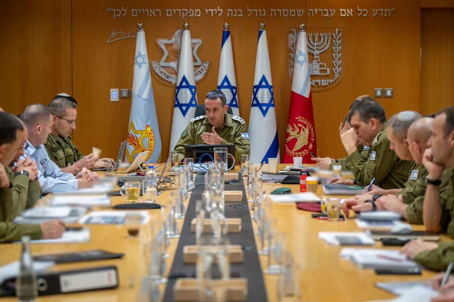 El jefe del Estado Mayor de Israel, teniente general Herzi Halevi, reunido hoy en la sede del Ejército en Tel Aviv para hacer una evaluación de la situación con el Foro del Estado Mayor.
