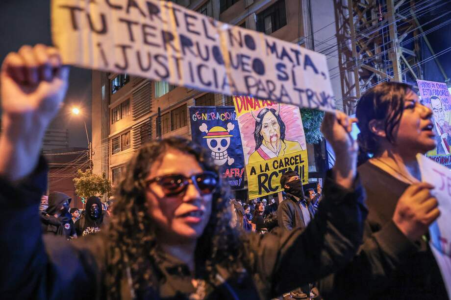 Personas participan en una marcha convocada por la denominada generación Z en Lima (Perú).
