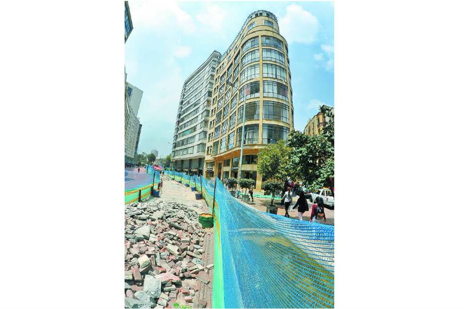 Cambio de adoquines a un costado de la calzada de Transmilenio. / Cristian Garavito