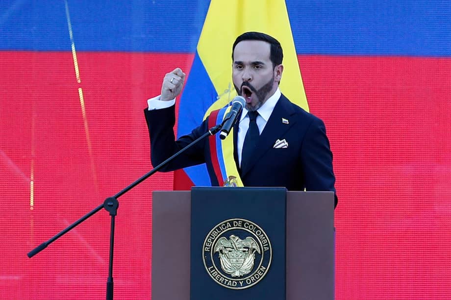 AME7086. CALI (COLOMBIA), 07/08/2026.- El presidente de Colombia, Abelardo de la Espriella, habla durante su primer discurso como mandatario, donde manifestó que el país necesita una "regeneración económica que fortalezca la iniciativa privada, la inversión, la confianza y el empleo digno", este viernes en Cali (Colombia). EFE/ Ernesto Guzmán Jr