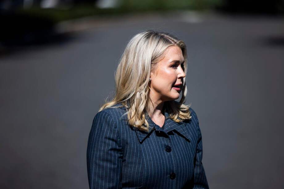 Karoline Leavitt habla con los medios de comunicación en la Casa Blanca.