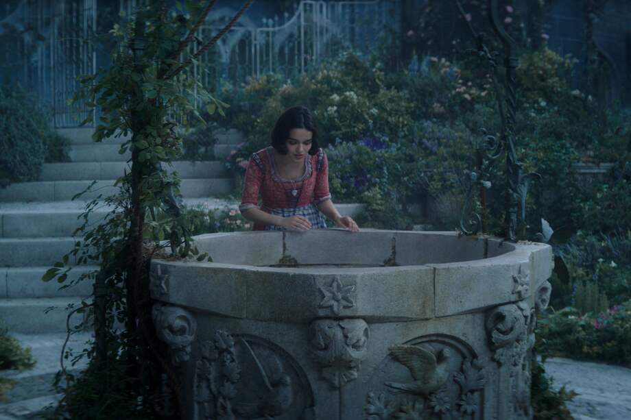 Rachel Zegler Zegler describió la querida cinta original como "extraña" porque Blancanieves está enamorada de "un tipo que literalmente la acecha".