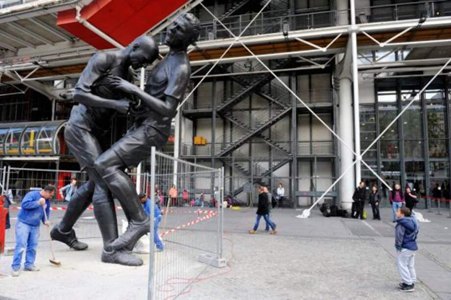 El golpe de Zidane a Materazzi en la final del 2006 fue recreado en esta escultura en París. Foto: AFP