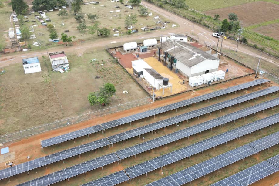 Vista aérea del campo de 3.094 paneles solares de 460 vatios pico (Wp) cada uno, que podrá producir hasta 1,4 megavatios (MW).