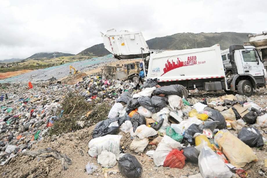 En el relleno Doña Juana, en Bogotá, cada día ochocientos camiones como este depositan unas 6.000 toneladas de basura. / Cristian Garavito - El Espectador.
