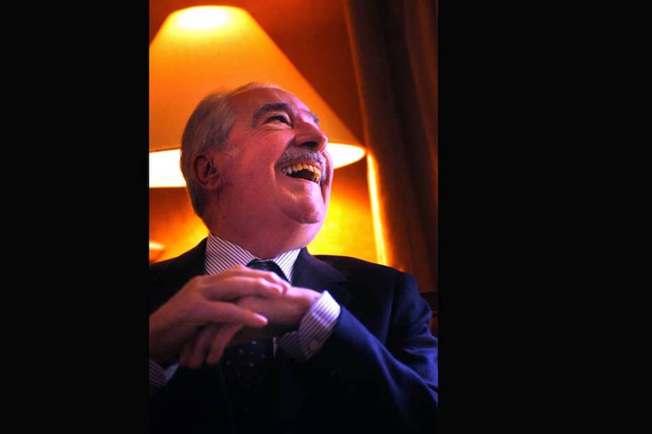 Álvaro Mutis (1923) nació en Bogotá y es uno de los grandes creadores de la literatura hispanoamericana. A lo largo de su carrera recibió, entre otros, el Premio Nacional de las Letras (1974), el Premio Nacional de Poesía (1983), el Premio Xavier Villaurrutia (1988), el Prix Médicis Étranger (1989), el Premio Príncipe de Asturias de las Letras (1997), el Premio Reina Sofía de Poesía Iberoamericana(1997) y el Premio Cervantes de Literatura (2001). Entre su extensa obra se destacan los libros de relatos Diario de Lecumberri (1960), La mansión de Araucaíma (1973) y La muerte del estratega (1990); las novelas de la saga de Maqroll el Gaviero, y su poesía, reunida en la antología Summa de Maqroll el Gaviero (2008).