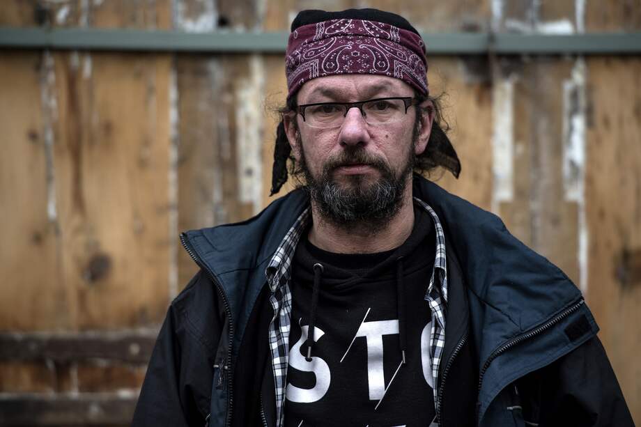 Christian Page, estrella de Twitter y uno de los 143.000 vagabundos que se calculan hay en Francia / AFP