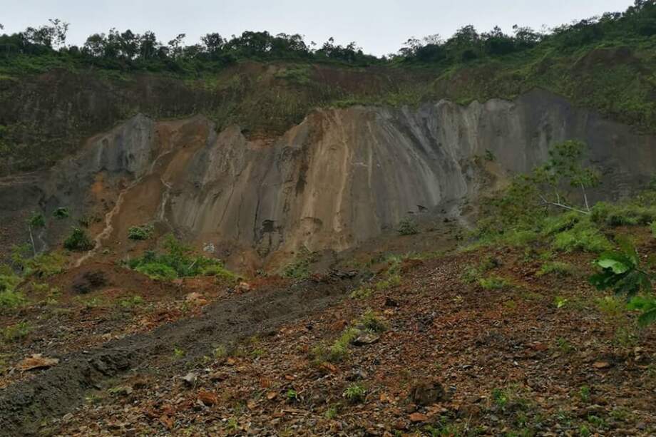 Un derrumbe de gran magnitud y alta complejidad se presentó en la vía Bogotá-Medellín. / Invias