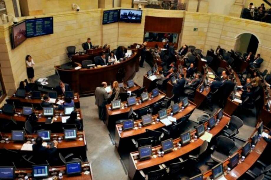 Con recorte a parafiscales, comisiones económicas aprueban reforma tributaria