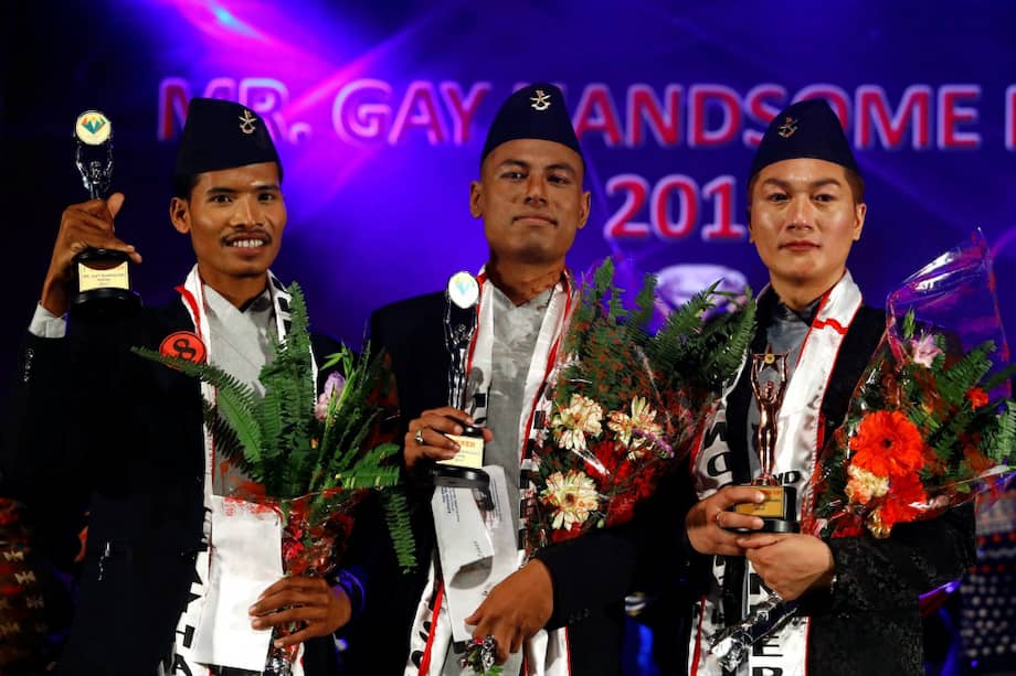 El ganador del certamen Míster Gay Handsome Nepal 2017, Manidra Shingh (c), posa junto al primer finalista Birendra Chaudhary (i), y al segundo finalista, Anuj Peter Rai (d), tras el concurso celebrado en Katmandú. / EFE