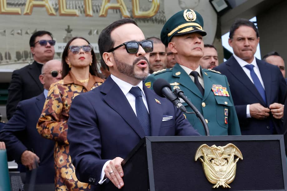 AME2244. BOGOTÁ (COLOMBIA), 26/08/2026.- El presidente de Colombia, Abelardo de la Espriella, presenta a Erick Rodríguez Aparicio (2-d) como nuevo comandante general de las Fuerzas Militares este miércoles, en Bogotá (Colombia). EFE/ Mauricio Dueñas Castañeda