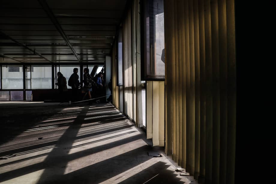 La historia del edificio se remonta a 1973, año de inauguración. Tras 30 años como sede principal de Telecom, en 2003 la empresa fue liquidada y la estructura detenida en el tiempo.