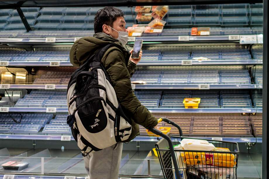 El anuncio del confinamiento provocó corridas a los mercados por parte de los residentes, cada vez más exasperados con la incapacidad de las autoridades de contener el brote después de tres semanas de medidas restrictivas (imagen del 25 de marzo).