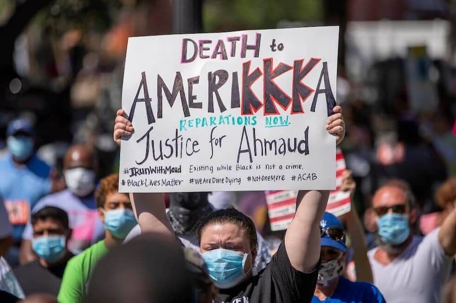 Personas participan en una protesta después de la muerte a tiros del corredor afroamericano Ahmaud Arbery. / EFE