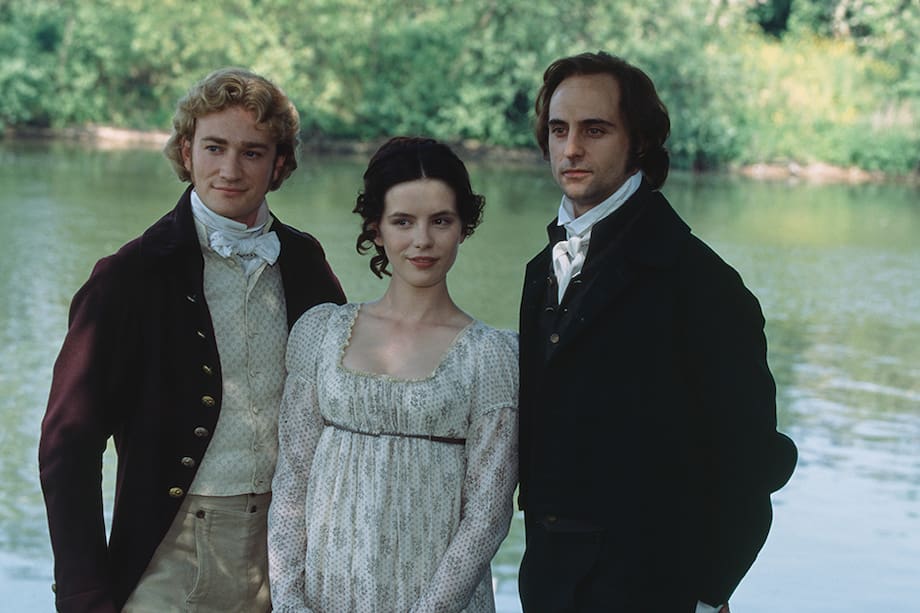 Los actores ingleses Raymond Coulthard, Kate Beckinsale,y Mark Strong durante la adaptación a serie de televisión de la novela 'Emma'. / Foto:Getty Images