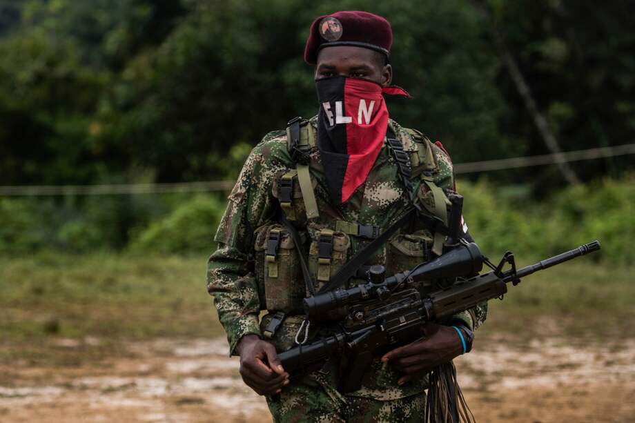 Foto de referencia de un guerrillero del Frente de Guerra Occidental del Ejército de Liberación Nacional en el Chocó. / AFP PHOTO / LUIS ROBAYO