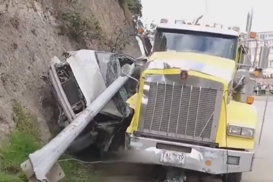 El accidente involucró un tractocamión, un taxi, dos vehículos particulares y una motocicleta.