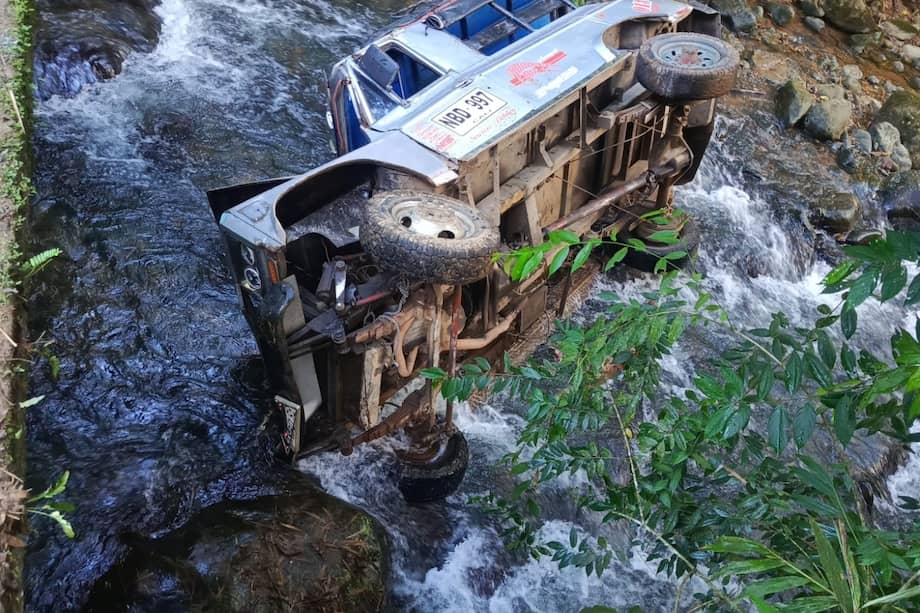 El vehículo transportaba estudiantes hacia una institución educativa rural cuando perdió el control y cayó al río en la vía Cali y Villacarmelo.