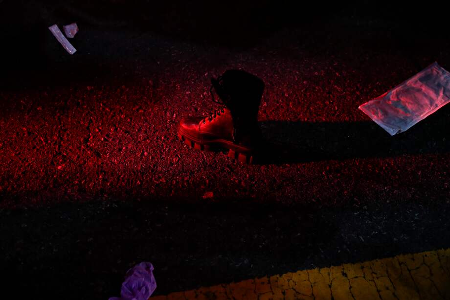 El zapato de una víctima no identificada es visto en el distrito de Itaewon, en Seúl, después de una estampida ocurrida durante las fiestas de Halloween.