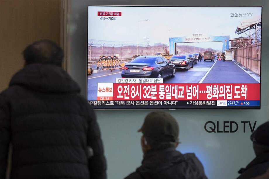 Personas ven en televisión el reporte sobre las conversaciones intercoreanas de alto nivel en Seúl (Corea del Sur). / EFE