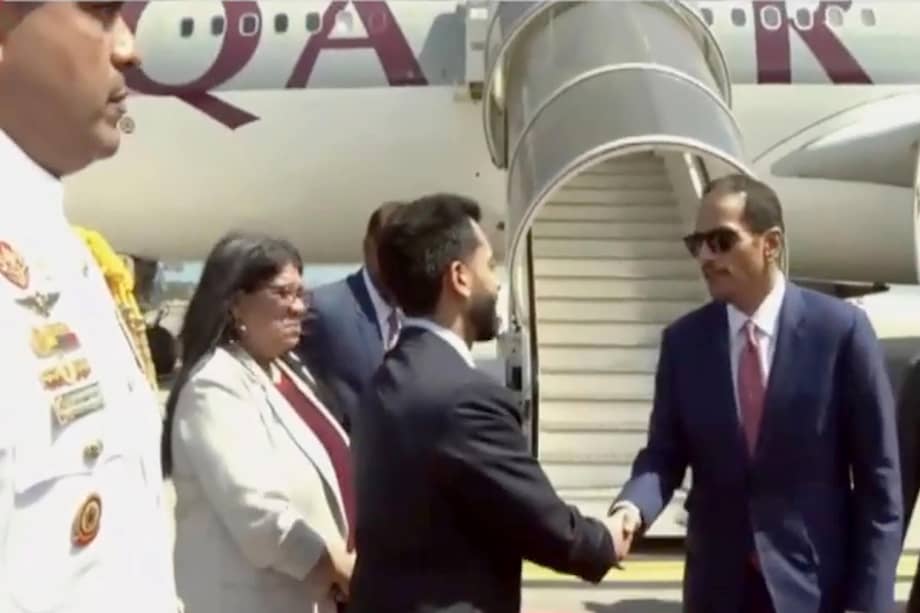 Captura de pantalla tomada de la transmisión del canal estatal Venezolana de Televisión (VTV) que muestra al primer ministro de Catar, Mohammed Bin Abdulrahman Al Thani (d), llegando este martes al Aeropuerto Internacional Simón Bolívar de Maiquetía (Venezuela), para "cumplir una amplia agenda de trabajo que busca potenciar y fortalecer las relaciones" bilaterales.
