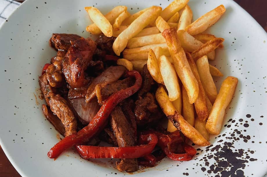 Este lomo saltado puedes servirlo también con ensalada verde.