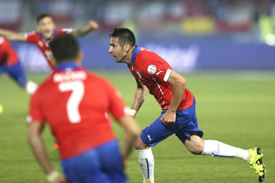 Mauricio Isla celebra el gol que le dio a Chile la clasificación a semifinales de la Copa América. Foto: EFE