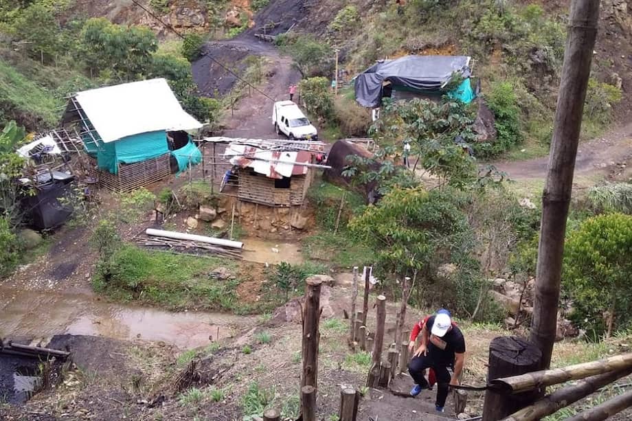 En el corregimiento de Puente Vélez, Jamundí, la explosión de una mina de carbón dejó a tres personas heridas. Las autoridades están confirmando si la mina cuenta con los permisos.