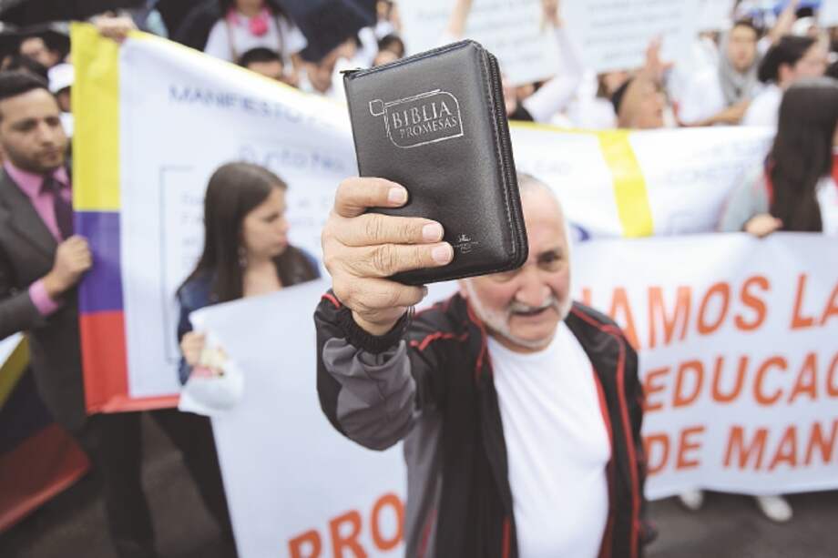 Con Biblia en mano, los manifestantes llegaron hasta el Ministerio de Educación. / Cristian Garavito