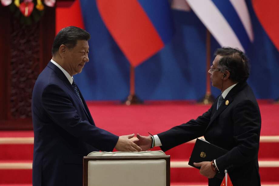 Beijing (China), 13/05/2025.- Chinese President Xi Jinping (L) shakes hands with Colombian President Gustavo Petro (R) after Xi’s speach during the opening ceremony of the Fourth Ministerial meeting of the Forum of China and the Community of Latin American and Caribbean (CELAC) countries, in Beijing, China, 13 May 2025. EFE/EPA/ANDRES MARTINEZ CASARES