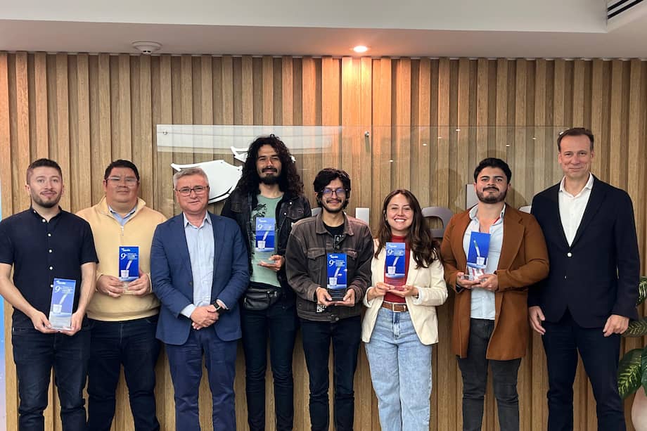 Autores del reportaje galardonado (Eder Leandro Rodríguez,Alexánder Marín Correa, Camilo Tovar, Camilo Parra, Angélica García y Miguel Vivas) junto a miembros directivos de Aqualia, empresa de gestión del agua y organizadora del concurso.