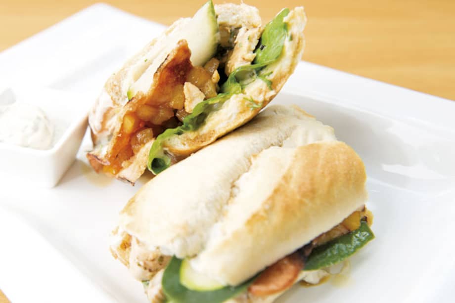 Sándwich de pollo con jalea de piña y mayonesa picosa