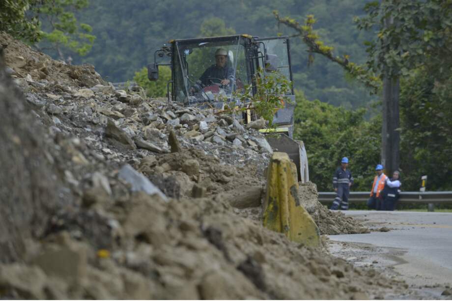 Cargador adelanta labores de remoción de tierra y piedra sobre la calzada en el kilómetro 64+200 en la vía Bogotá-Villavicencio. / Cortesía - ANI