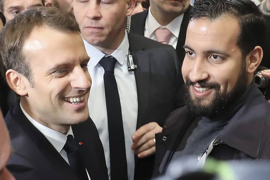 Presidente de Francia, Emmanuel Macron, cuando era acompañado por su exguardaespaldas, Alexandre Benalla. / AFP