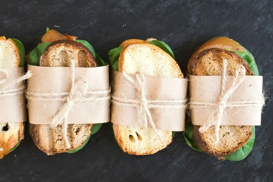 Sandwich de cangrejo, espárragos y mango